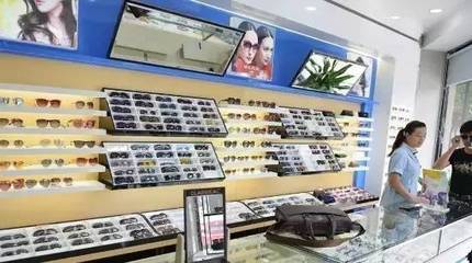我家眼镜店承诺:宁愿为价格解释一阵子,也不愿为质量道歉一辈子!